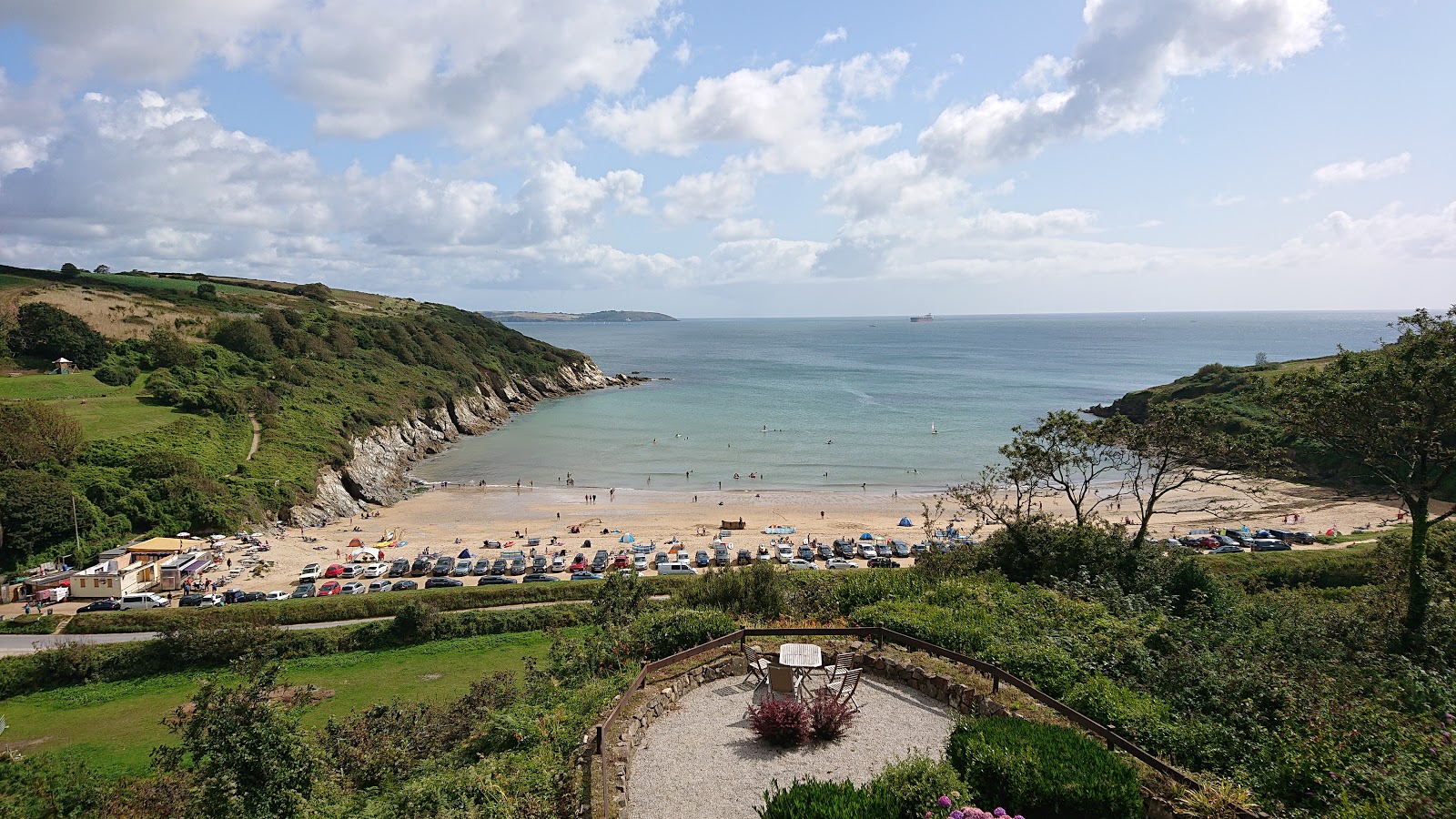 Foto von Maenporth Strand umgeben von Bergen