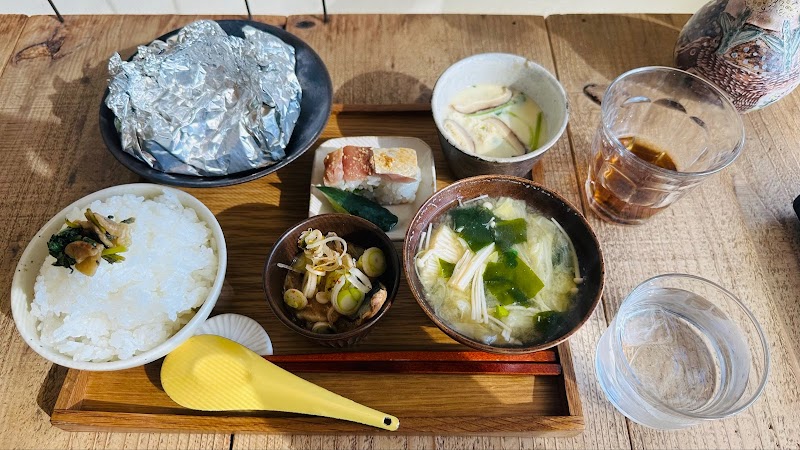 食事と図書 雨風食堂