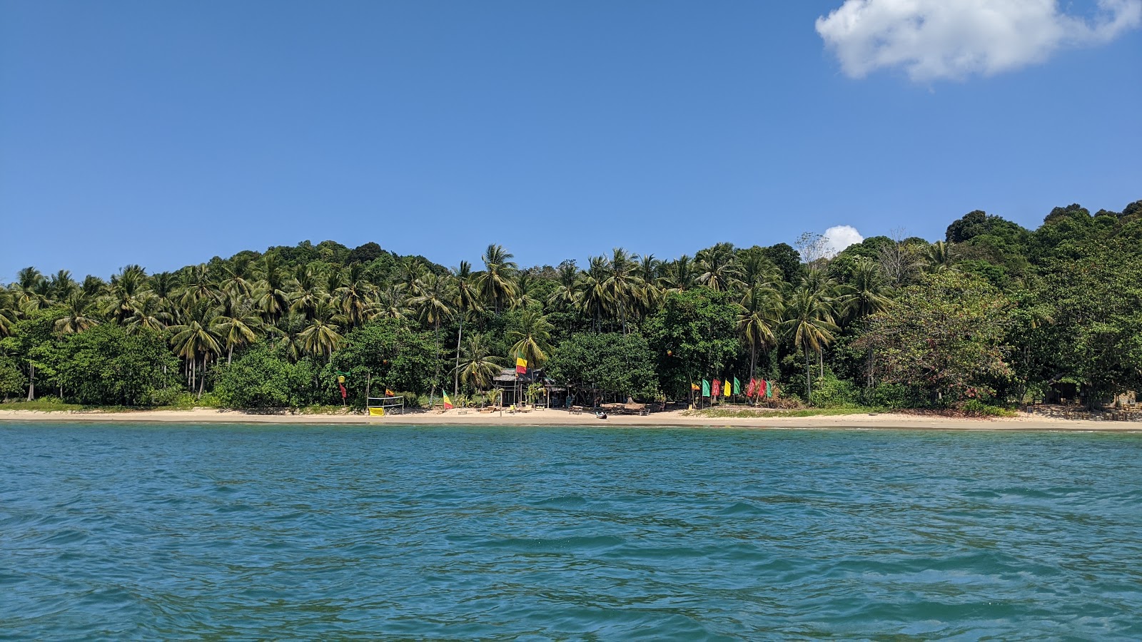 Ting-rai Beach的照片 带有碧绿色纯水表面