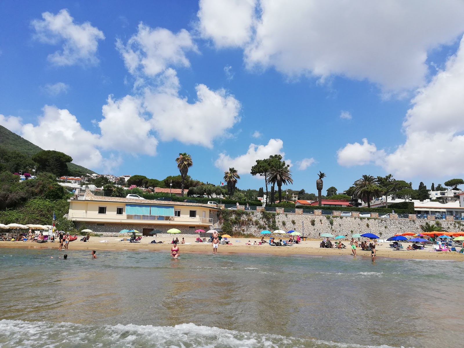 Fotografie cu San Felice beach - locul popular printre cunoscătorii de relaxare