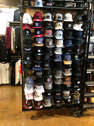 Clothing Store «Tillys», reviews and photos, 343 N Alafaya Trail, Orlando, FL 32828, USA