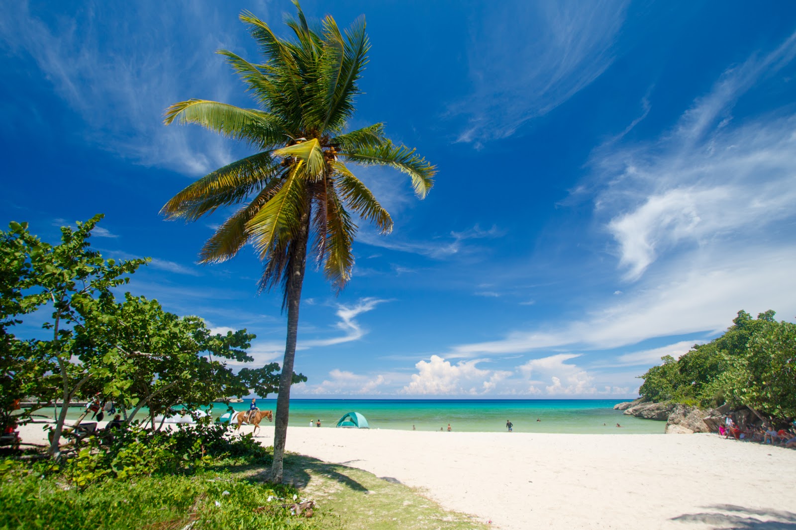 Foto de Playa Jibacoa com areia fina e brilhante superfície