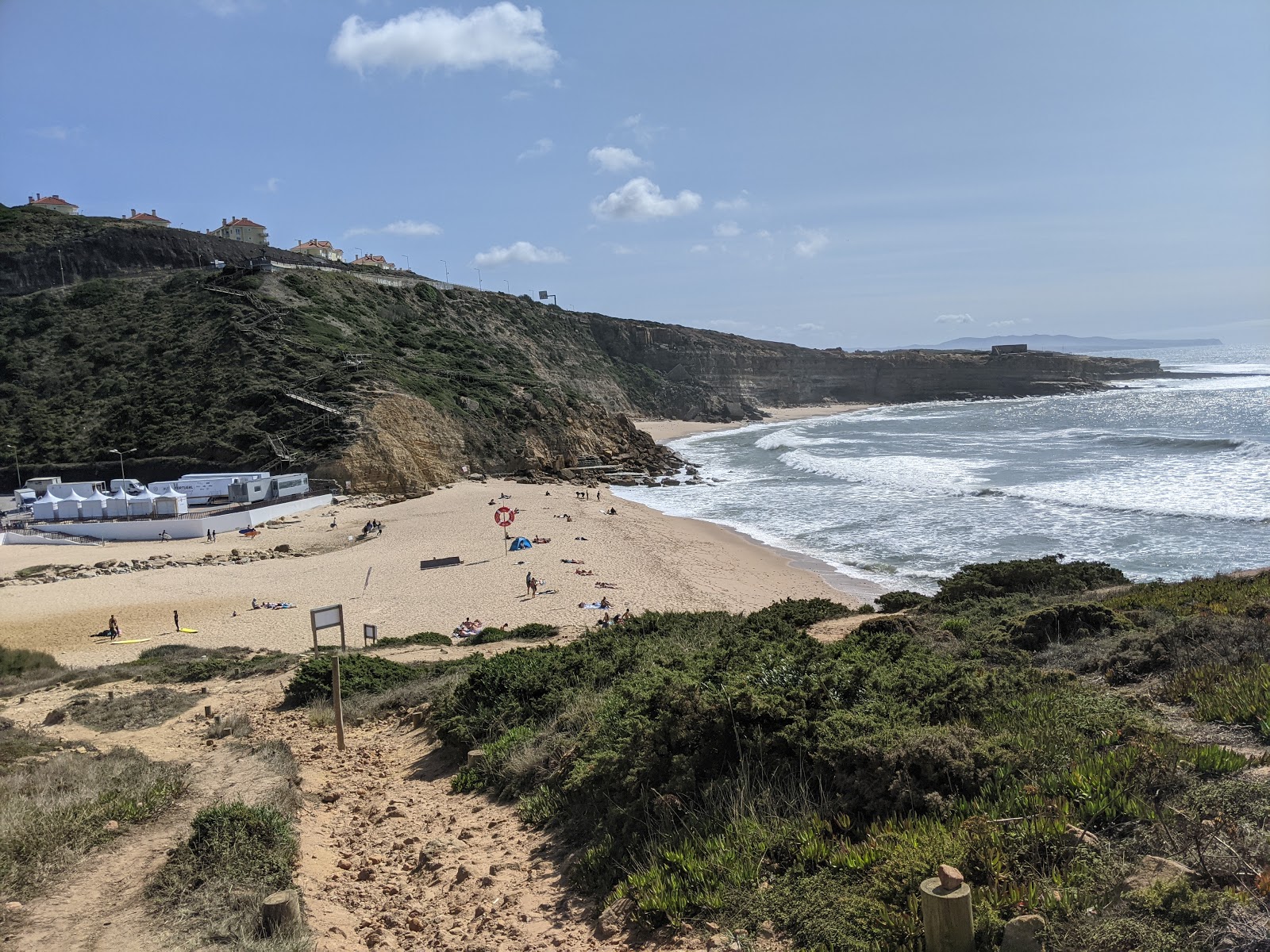 Foto van Praia do Alibaba met ruime baai