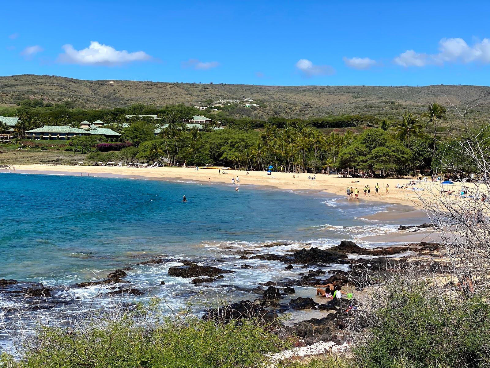 Hulopo'e Beach'in fotoğrafı uçurumlarla desteklenmiş