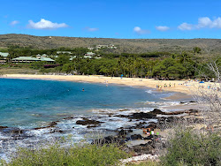 Hulopo'e Beach'in fotoğrafı uçurumlarla desteklenmiş