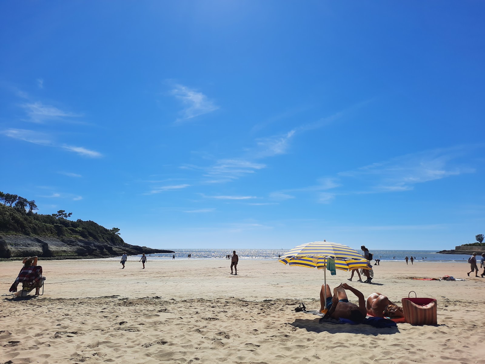 Foto von Plage de Nauzan mit brauner sand Oberfläche