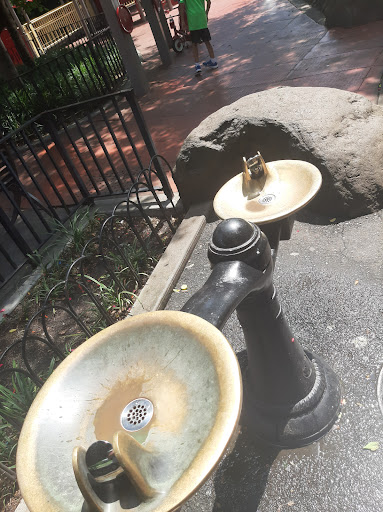 Park «Elmhurst Park», reviews and photos, 57th Ave & Grand avenue, Queens, NY 11373, USA