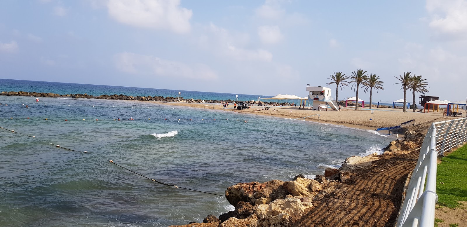 Galei Galil beach'in fotoğrafı küçük koylar ile birlikte