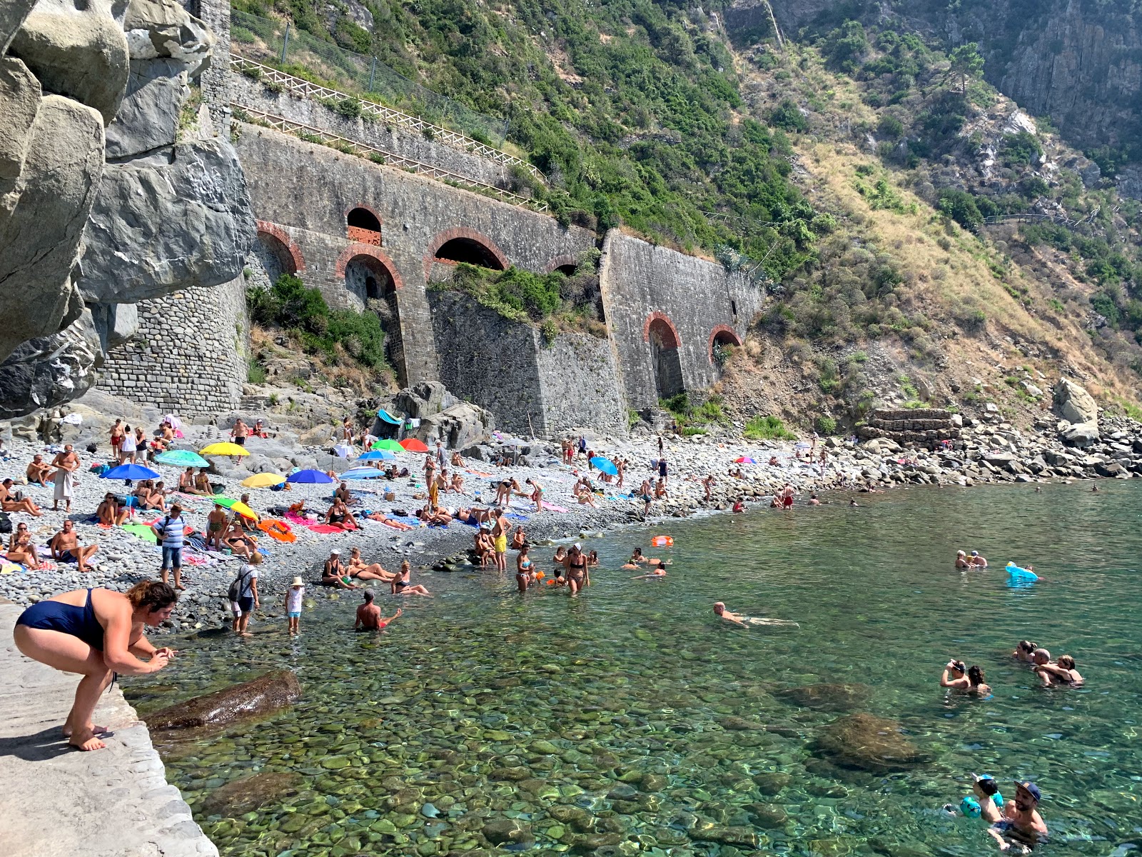 Zdjęcie Plaża w Riomaggiore z powierzchnią kamienie