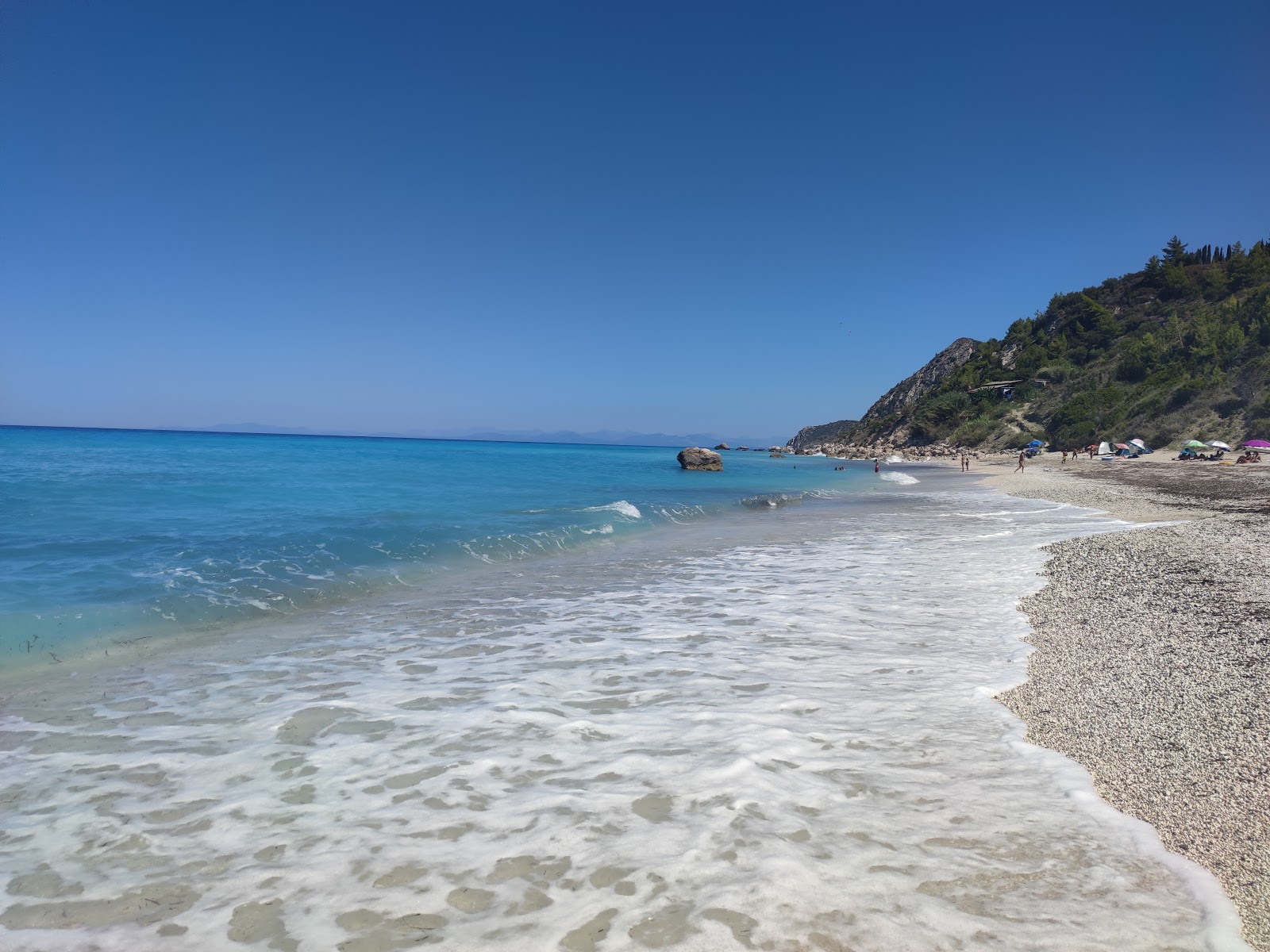 Φωτογραφία του Avali Beach με επίπεδο καθαριότητας πολύ καθαρό