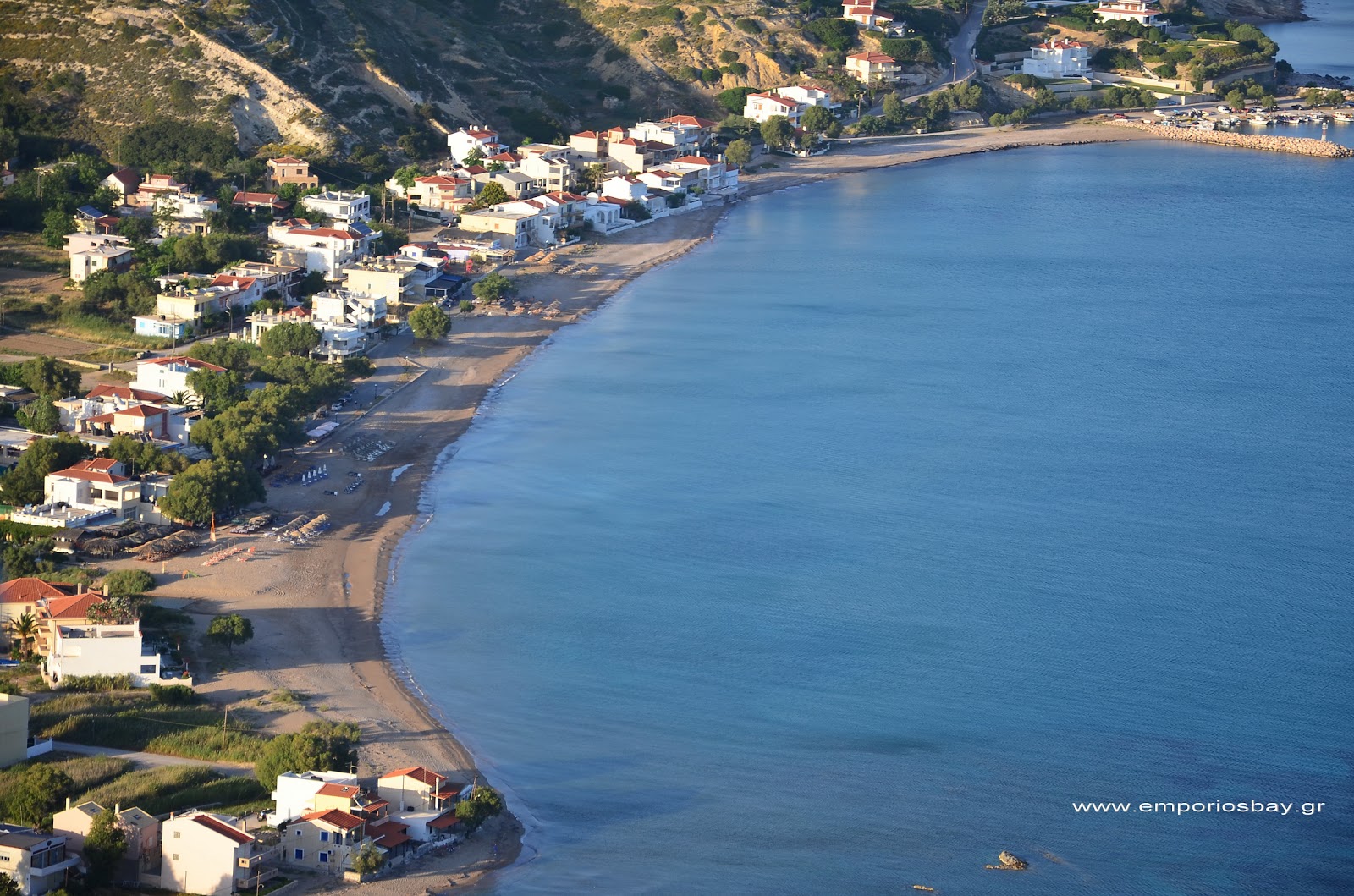 Foto von Paralia Komi mit schwarzer sand & kiesel Oberfläche
