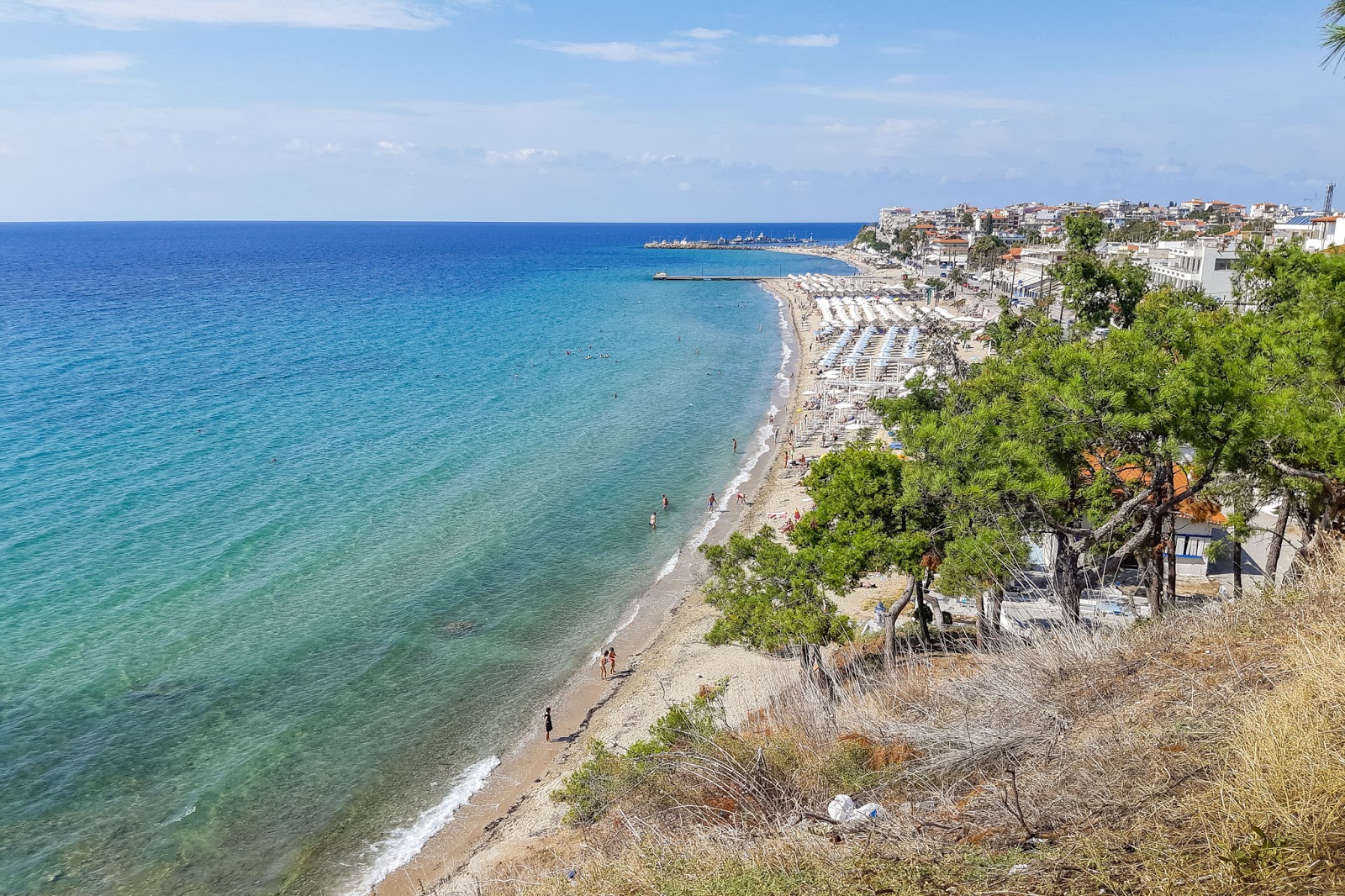 Foto di Nea Kallikratia con una superficie del acqua turchese