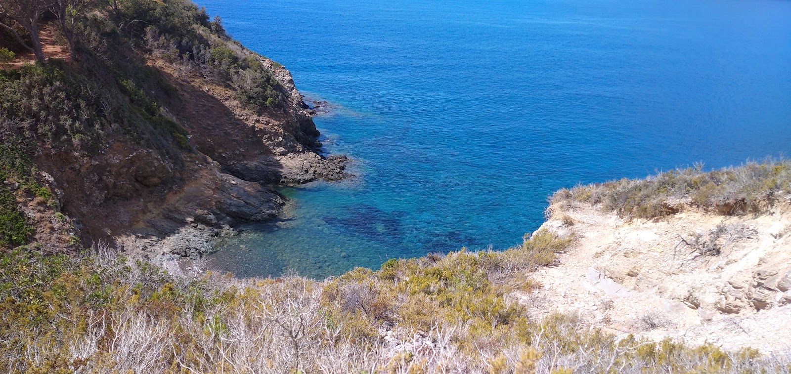 Cala Chiara'in fotoğrafı dağlarla çevrili