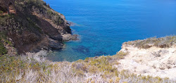Cala Chiara'in fotoğrafı dağlarla çevrili
