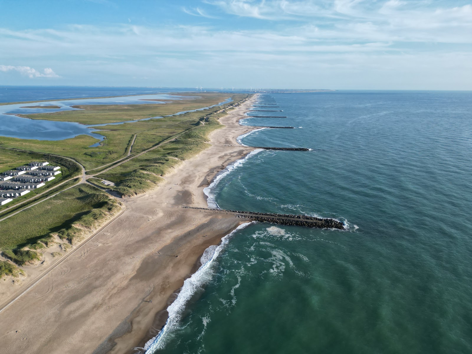 Foto de Agger Tange Beach - lugar popular entre os apreciadores de relaxamento