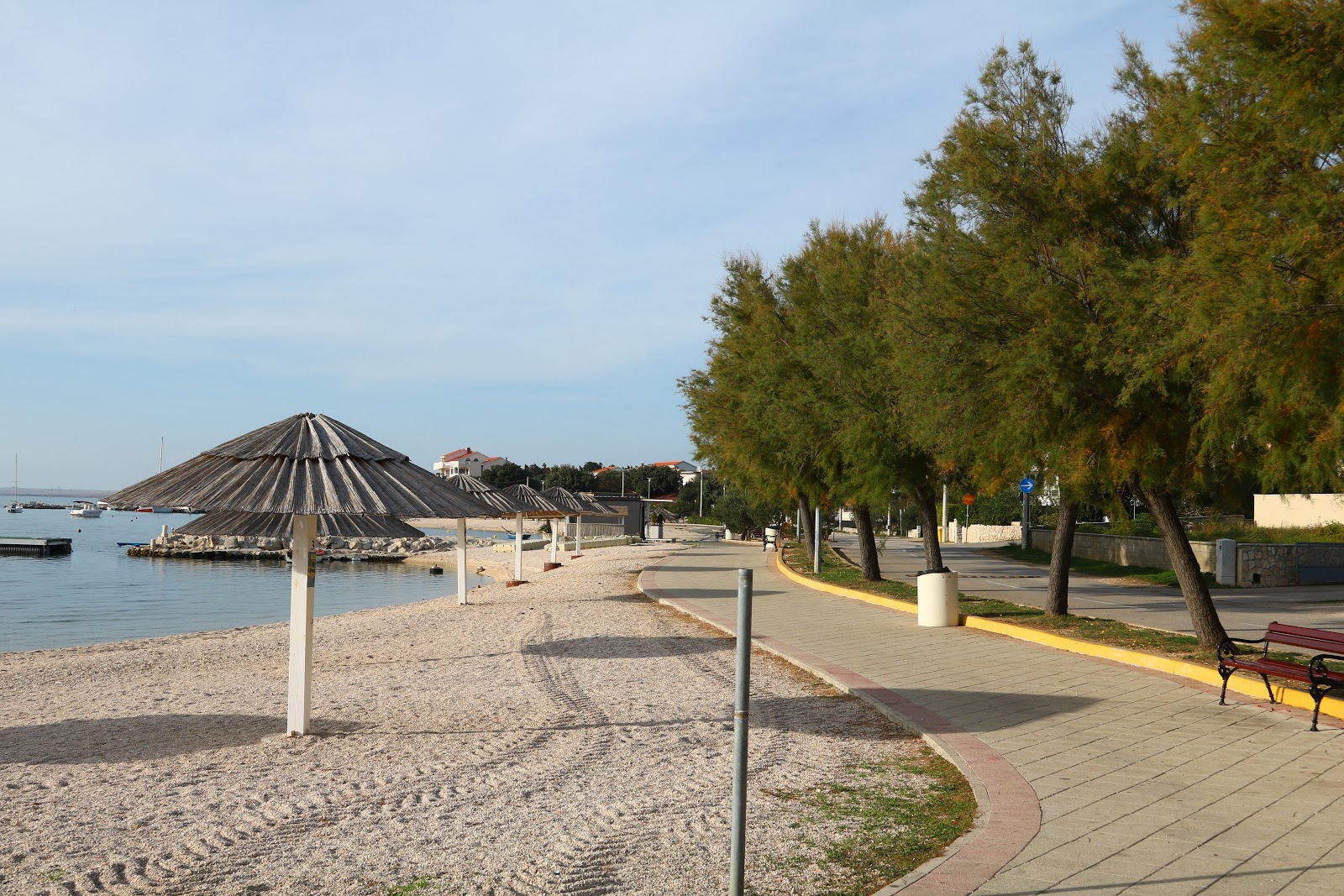 Foto di Plaza Zukve con una superficie del piccoli ciottoli beige