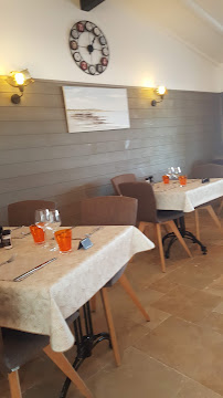 Atmosphère du Restaurant de fruits de mer LES VIVIERS - Restaurant à Rivedoux-Plage - n°14