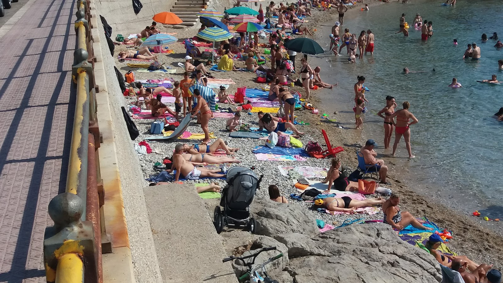 Foto von Olivella beach und die siedlung