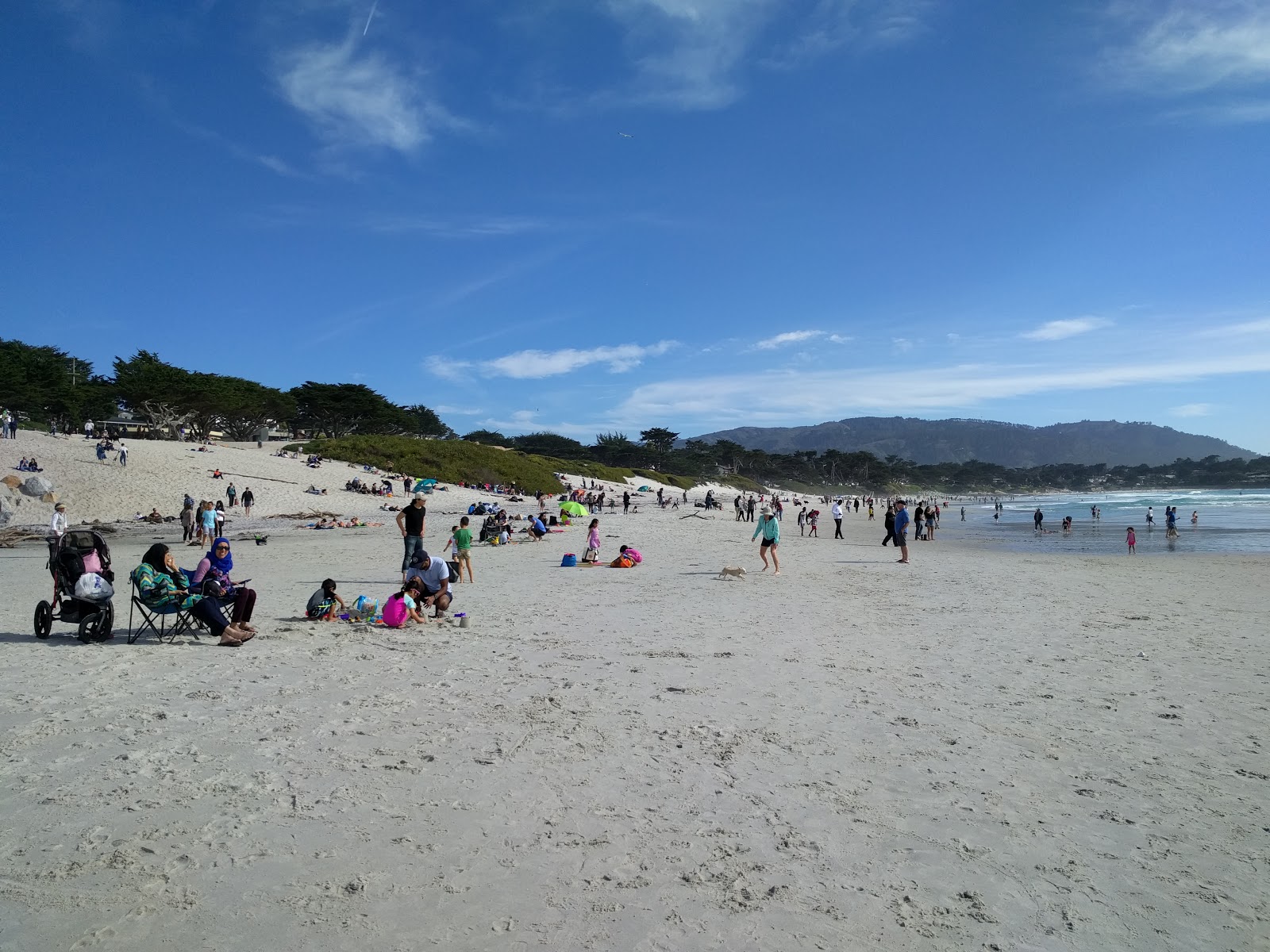 Foto von Carmel Beach von Klippen umgeben