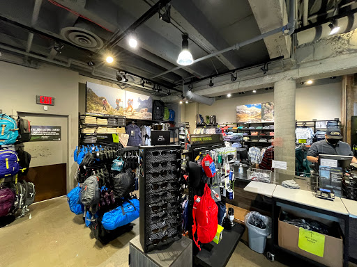 Clothing Store «Eddie Bauer», reviews and photos, 2690 NE University Village St, Seattle, WA 98105, USA