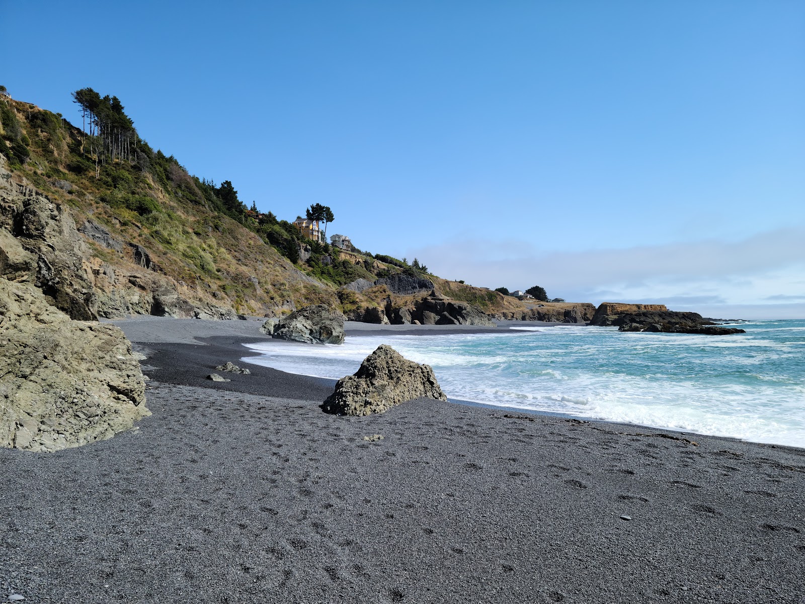 Black Sands Beach的照片 带有碧绿色水表面