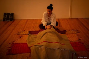Laura Montangerand : Soins REBOZO/ Reiki/ Aroma/ Massage bien-être, Pré et postnatal ayurvédique, Amma assis/Réflexo faciale image