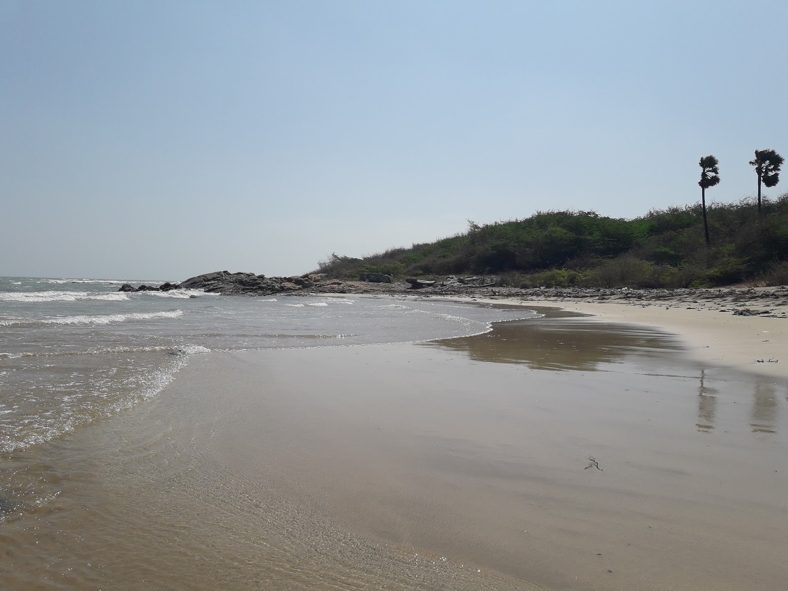 Φωτογραφία του Leepuram Beach - δημοφιλές μέρος μεταξύ λάτρεις της χαλάρωσης
