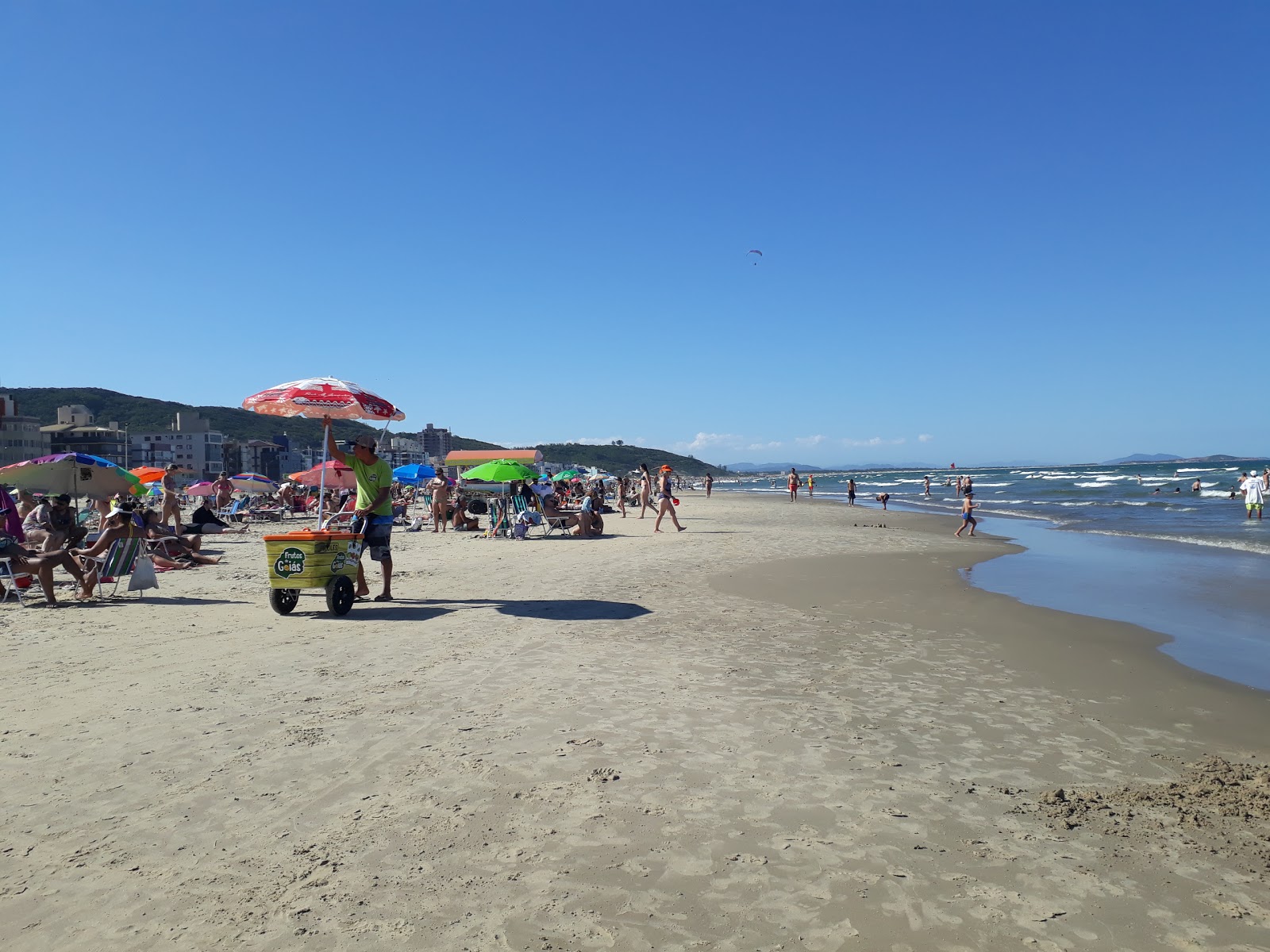 Praia do Mar Grosso的照片 带有碧绿色纯水表面