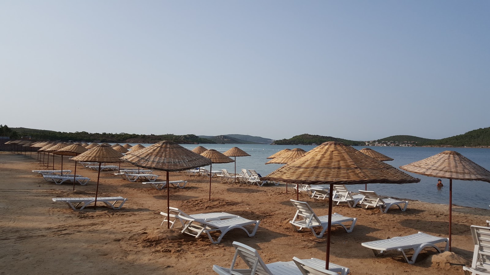 Φωτογραφία του Ayvalik beach και η εγκατάσταση
