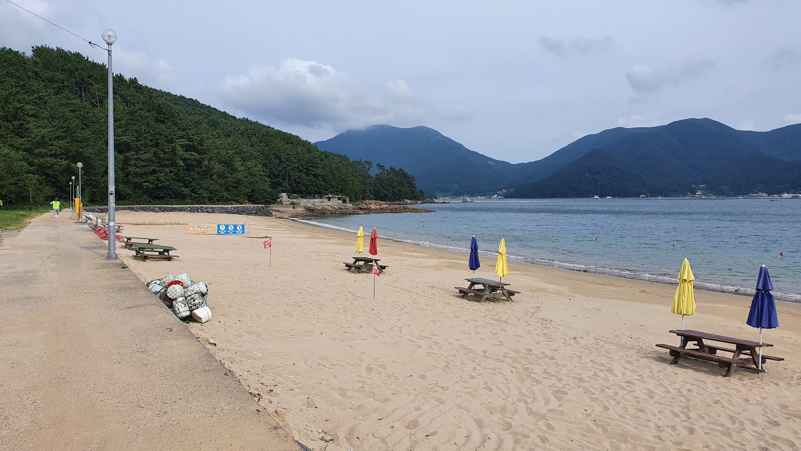Φωτογραφία του Deokwon Beach και η εγκατάσταση