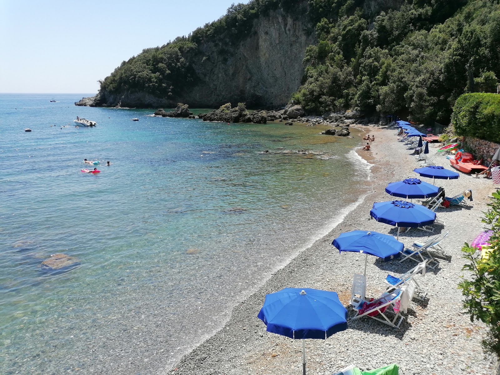 Photo of La Francesca resort beach with gray pebble surface