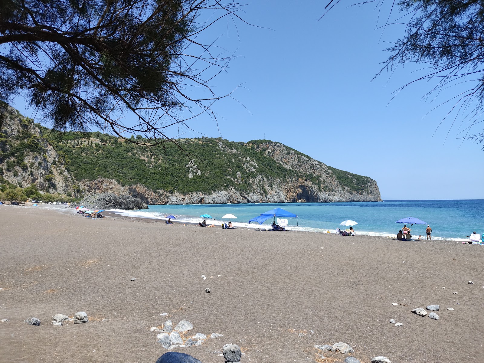 Fotografie cu Limnionas beach înconjurat de munți
