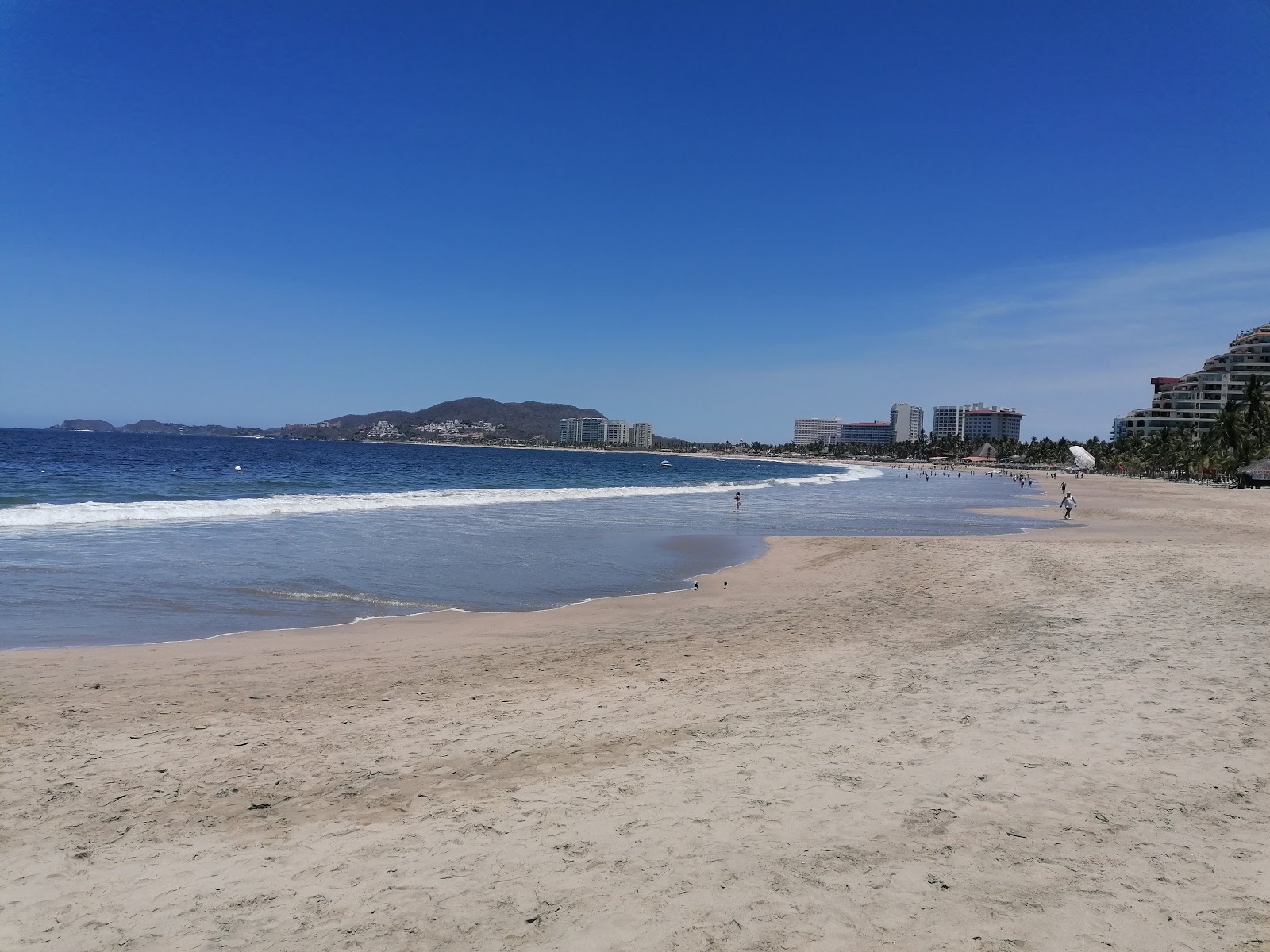 Foto von La Cucaracha beach und die siedlung