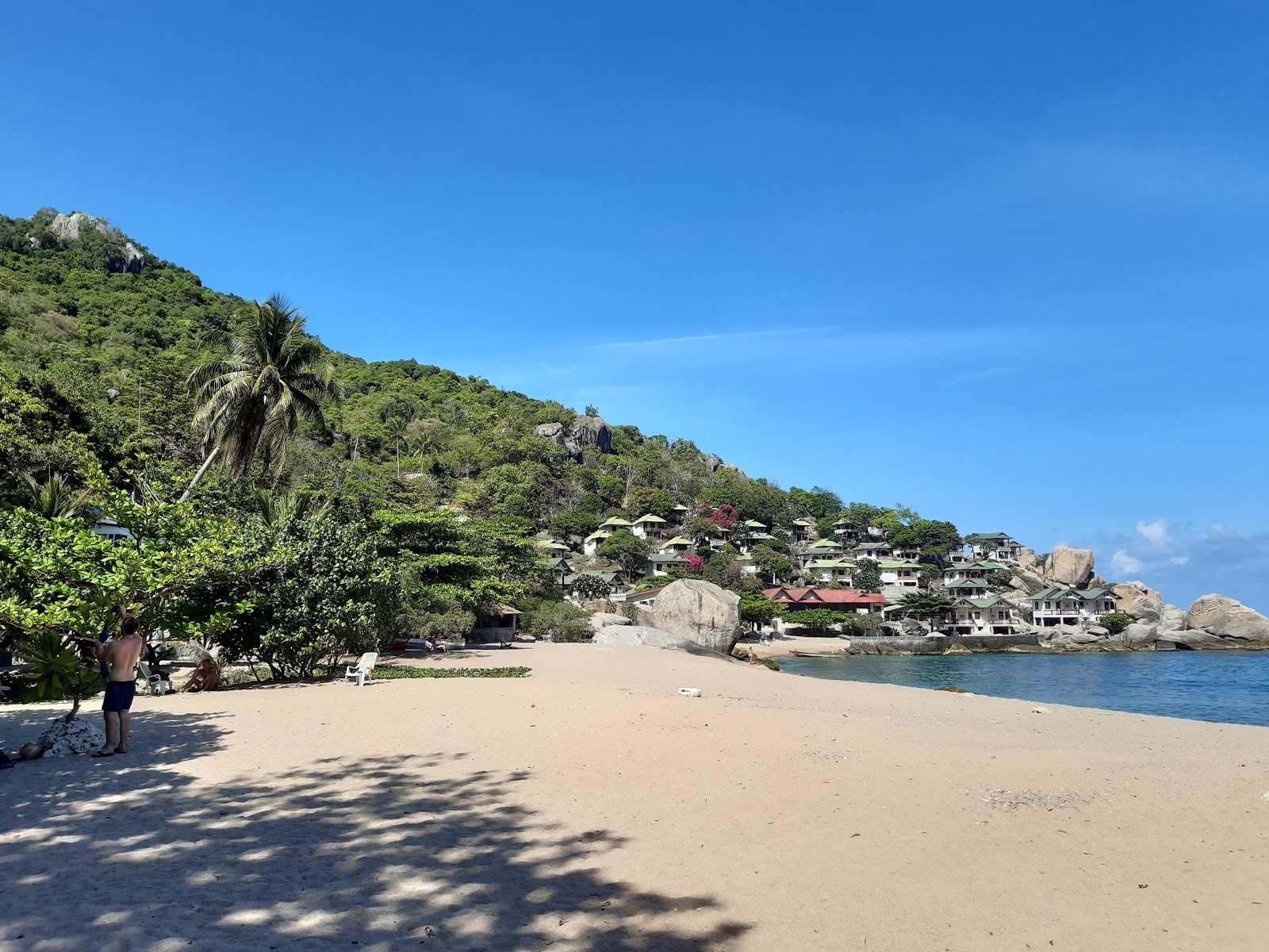 Foto af Ao Tanote Beach bakket op af klipperne