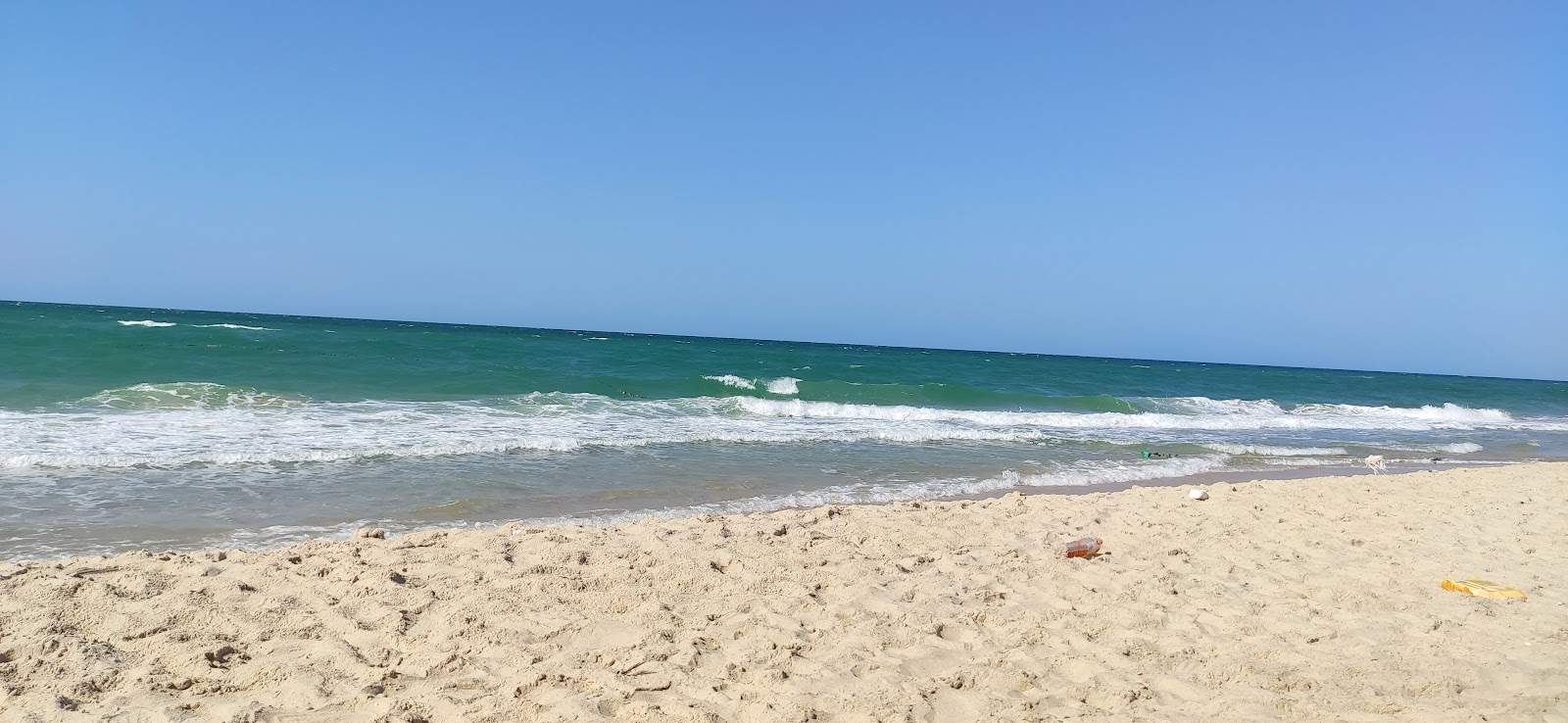 Foto de Sama El Arish Beach com areia brilhante superfície