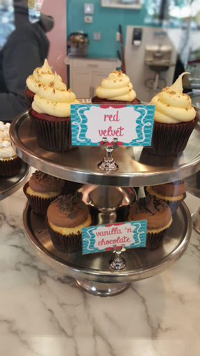 Dessert Shop «Smallcakes Cupcakery and Creamery», reviews and photos, 15624 Pilot Knob Rd, Apple Valley, MN 55124, USA