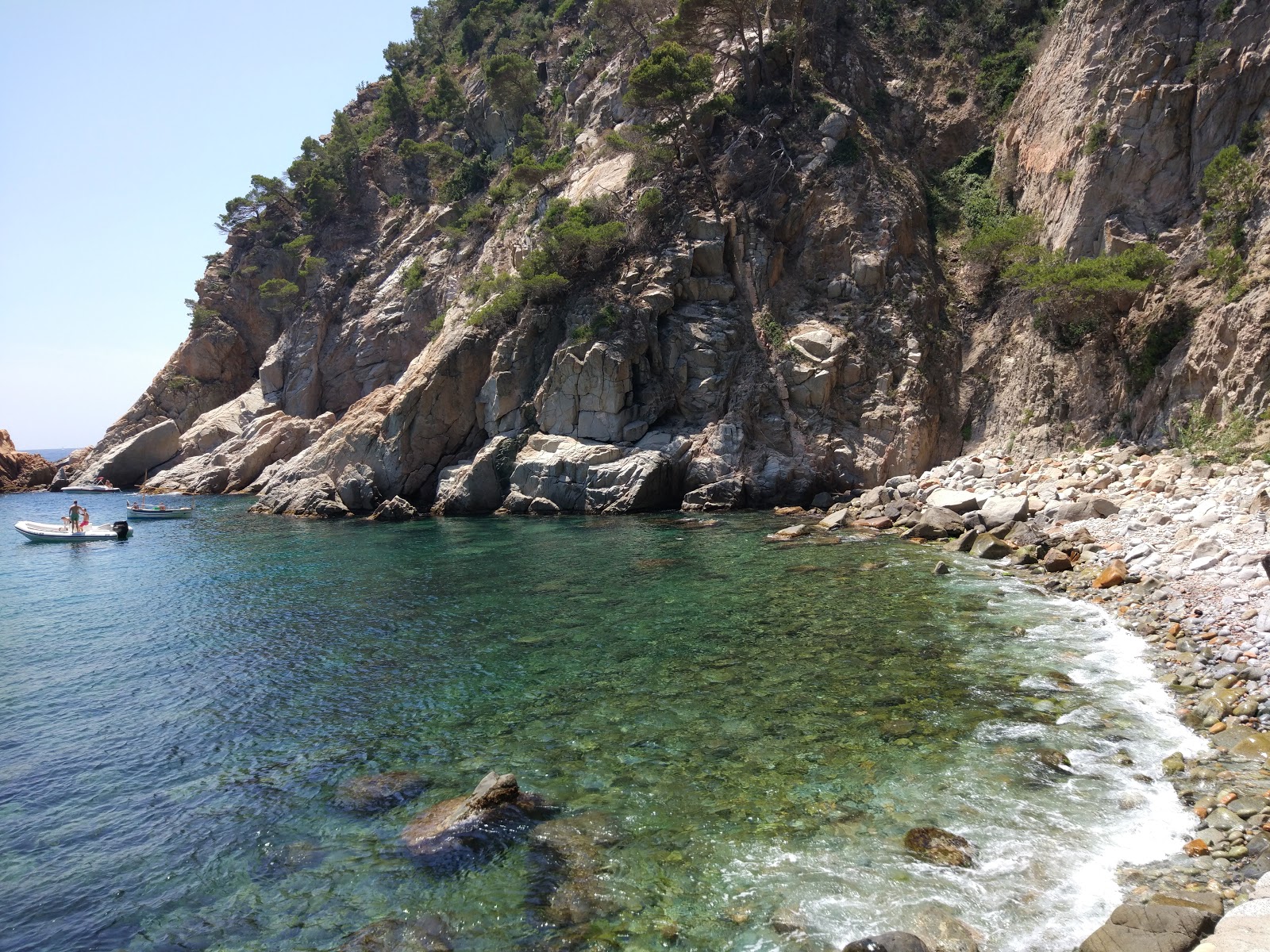 Photo de Platja El Cau avec roches de surface