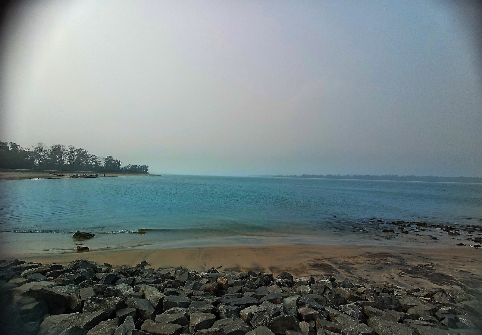 Valokuva Nehru Bangala Sea Beachista. pinnalla turkoosi puhdas vesi:n kanssa