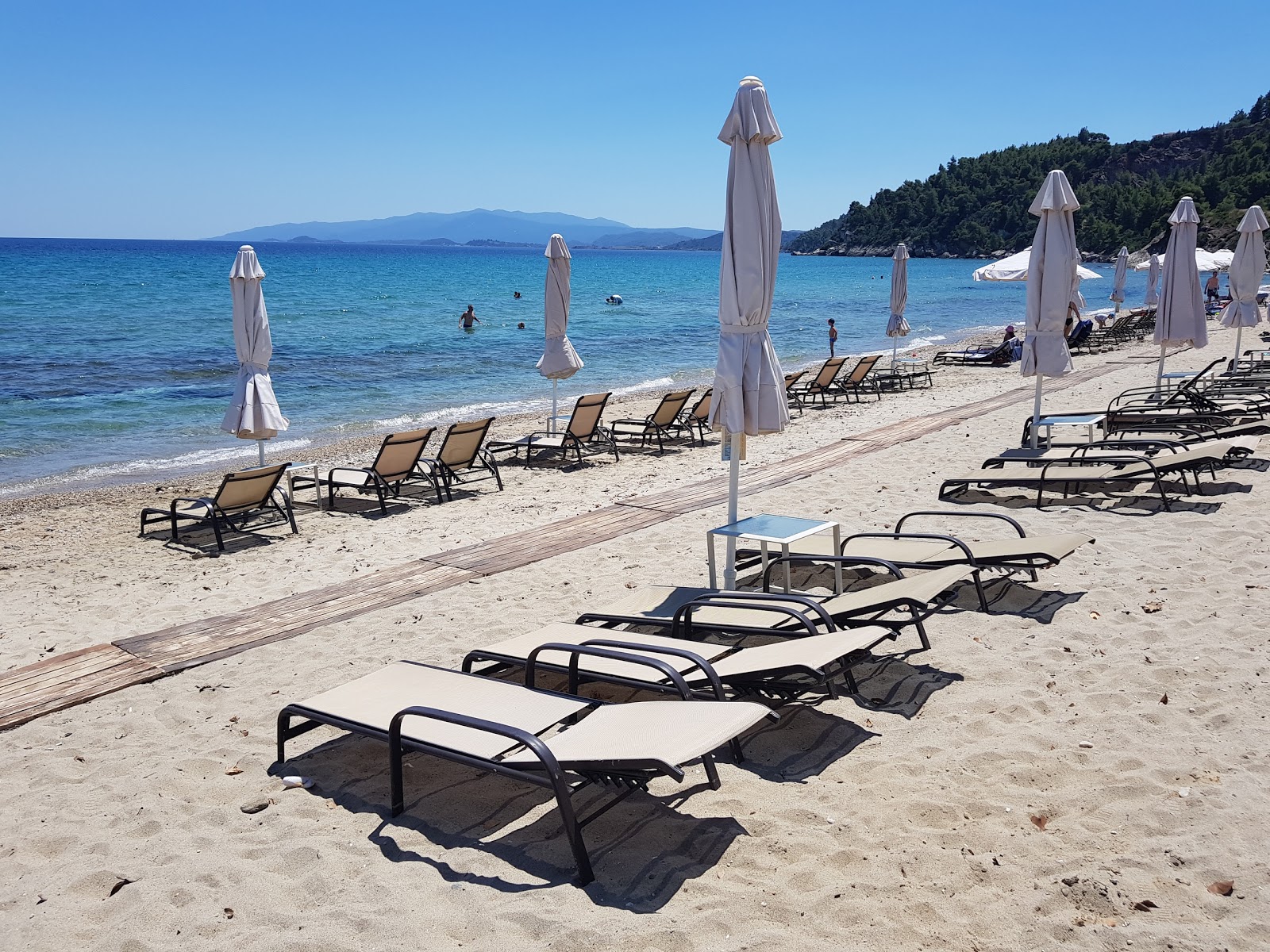Photo de Salonikiou beach avec sable clair avec caillou de surface