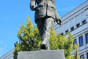 Charles de Gaulle statue image