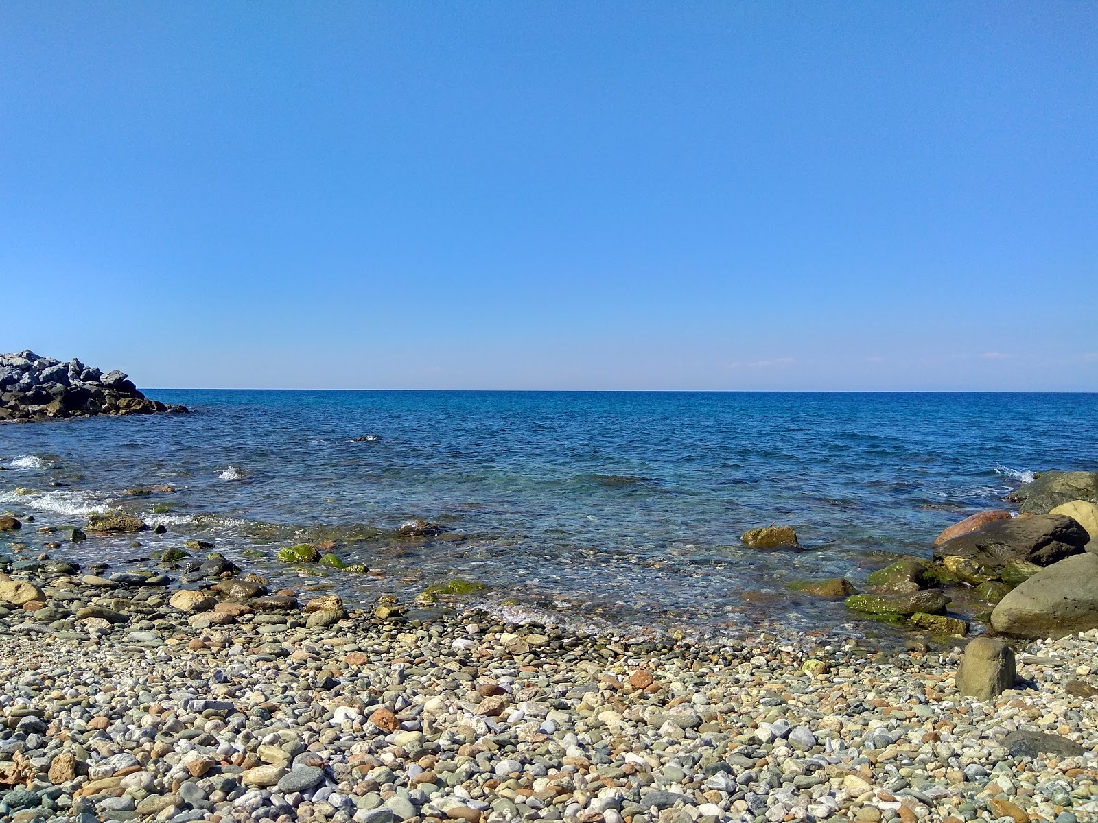 Stomio dock beach'in fotoğrafı doğal alan içinde bulunmaktadır