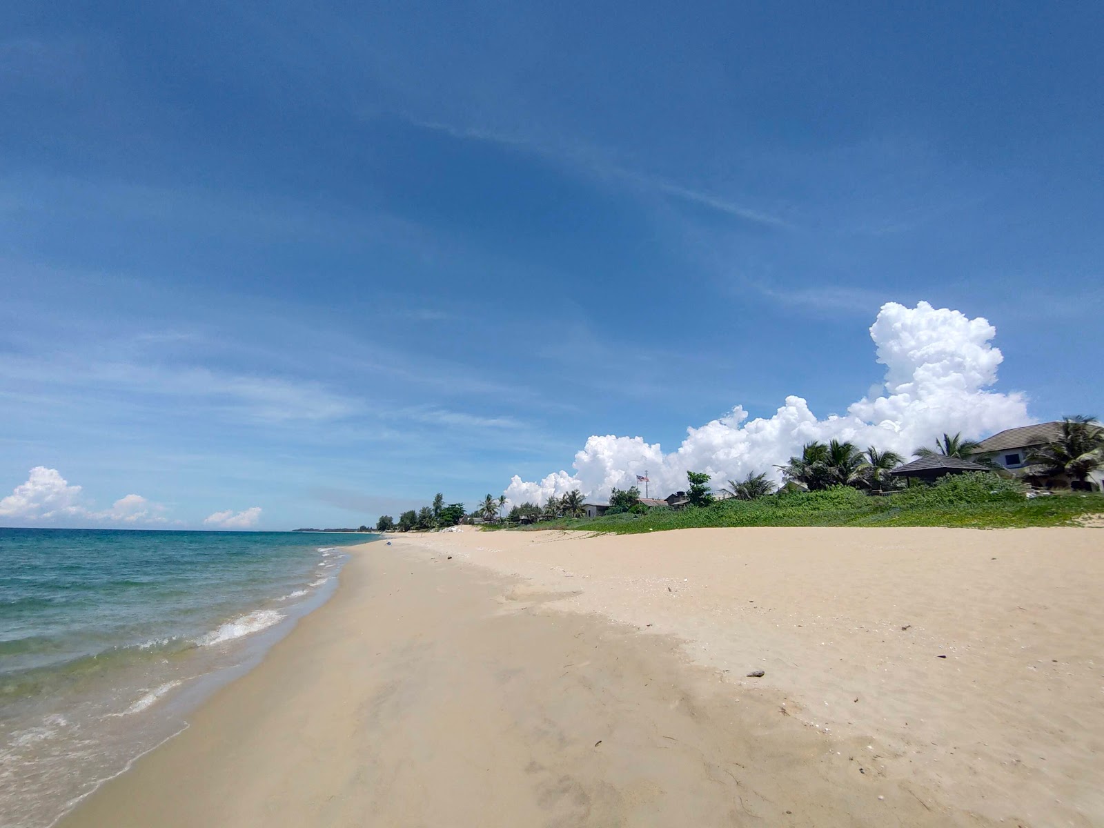 Foto von Rusila Beach mit beiger sand Oberfläche