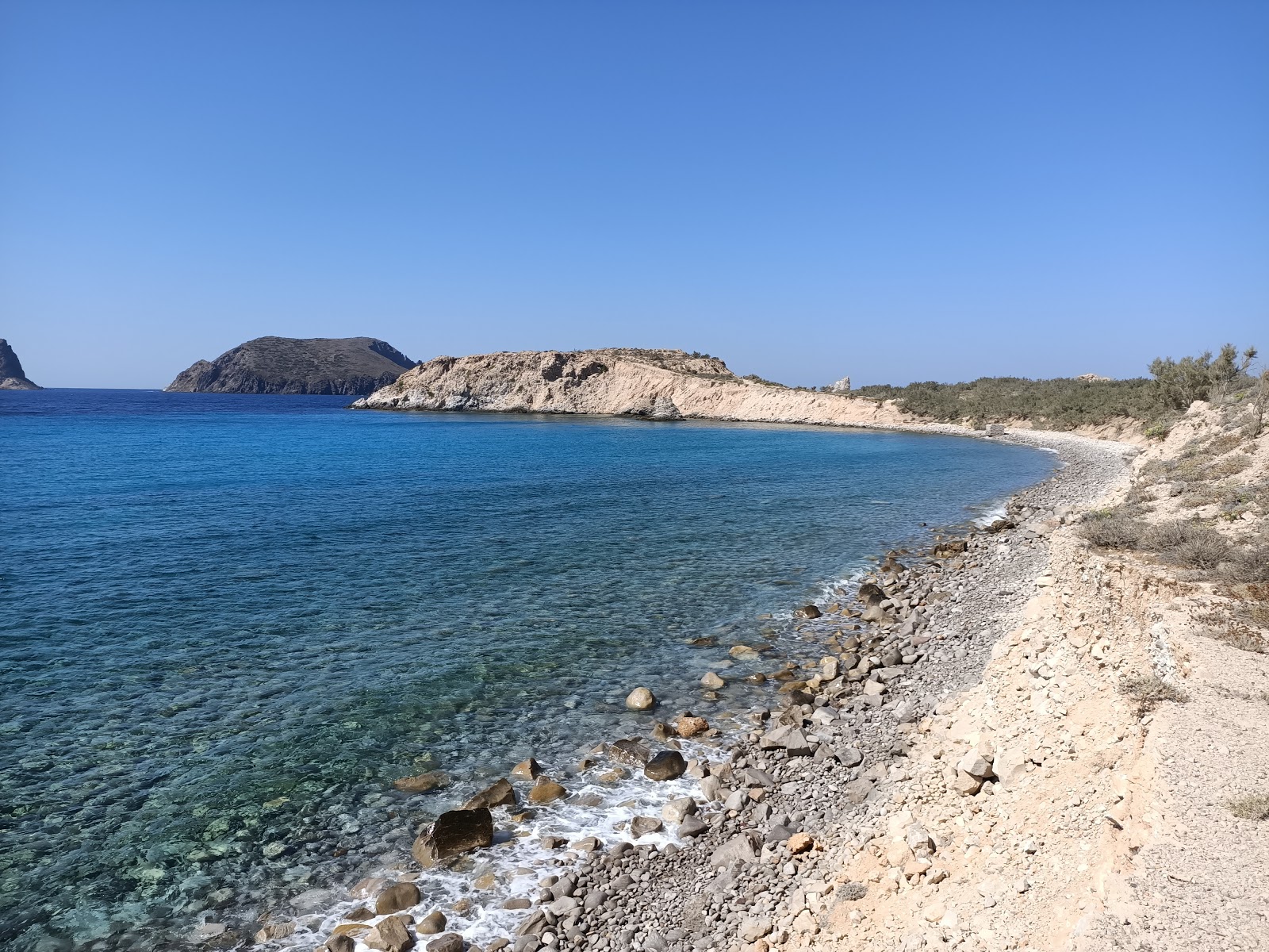 Nerodafni beach'in fotoğrafı mavi saf su yüzey ile