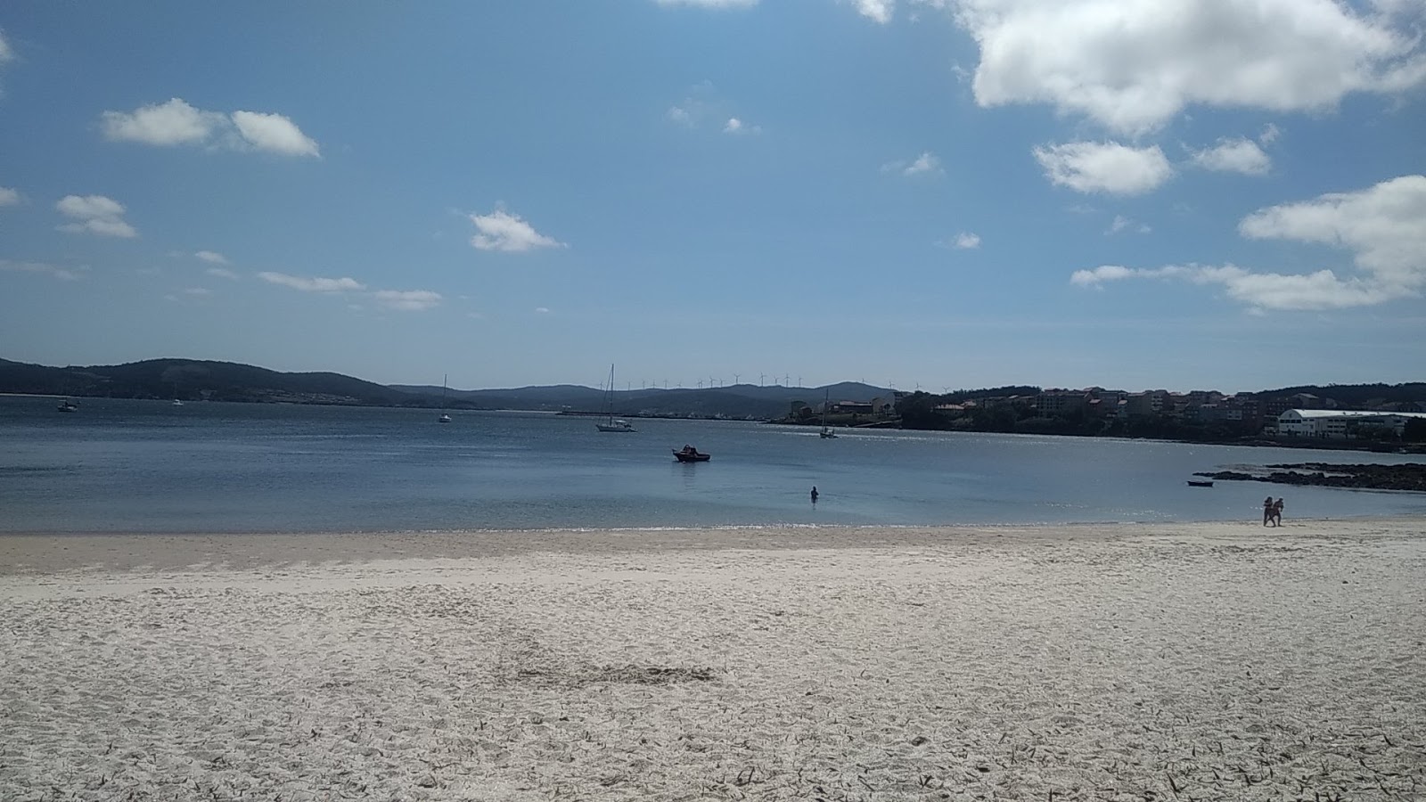 Fotografie cu Playa de Lingunde cu o suprafață de apă pură albastră