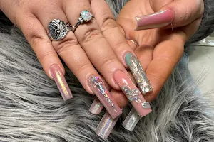 Kreative nails salon image