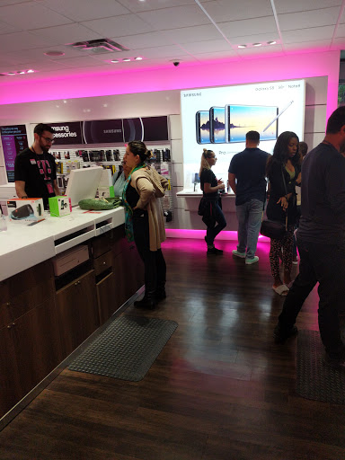 Cell Phone Store «T-Mobile», reviews and photos, 12603 Biscayne Blvd, North Miami, FL 33181, USA