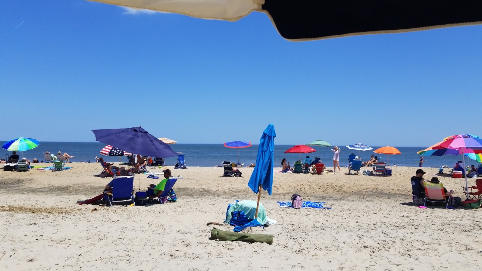 Foto de Gordon Beach com uma linha costeira espaçosa