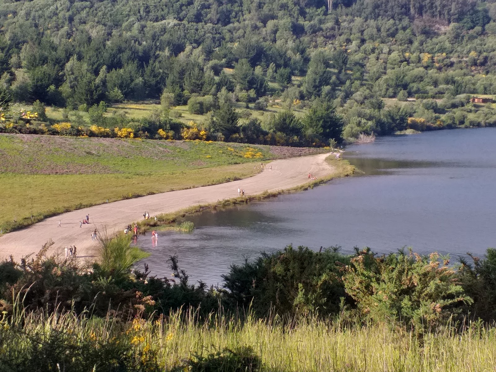 Foto van Praia das encrobas met gras oppervlakte