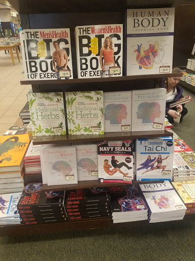 Book Store «Barnes and Noble», reviews and photos, 2500 N Mayfair Rd, Milwaukee, WI 53226, USA
