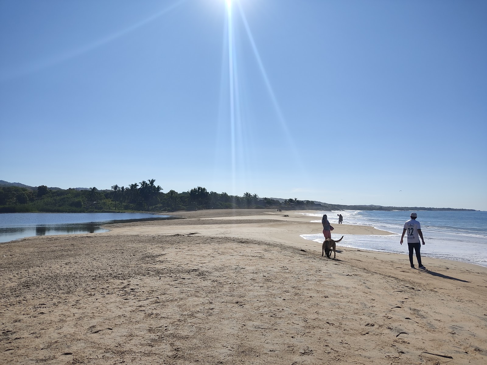 Foto av Ixtapilla beach och dess vackra landskap